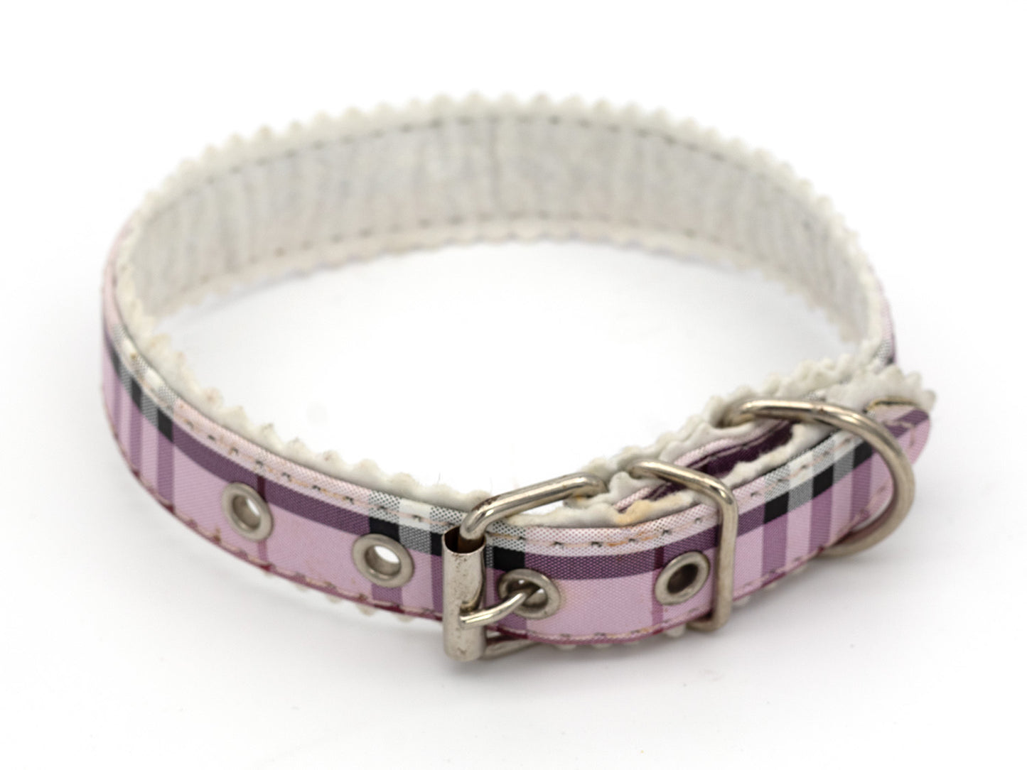 Dog collar with a plaid pattern on a white background